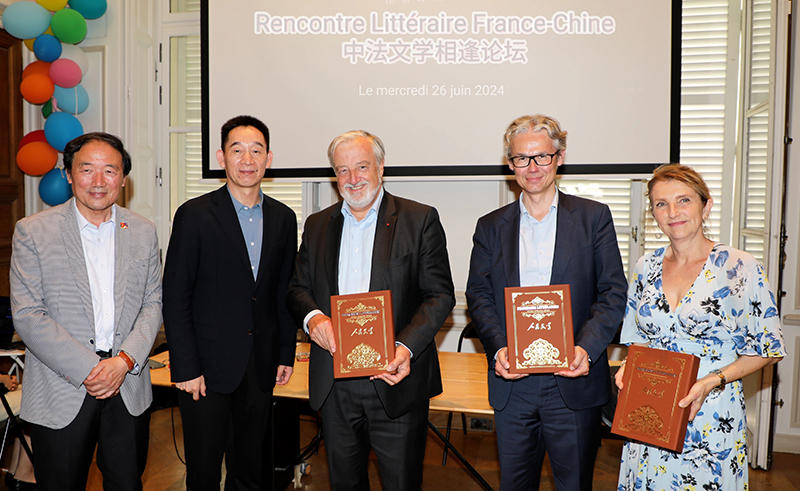 施戰(zhàn)軍向法國文化部、法國巴黎圖書節(jié)、法國國家圖書中心贈送《人民文學(xué)》法文版合集