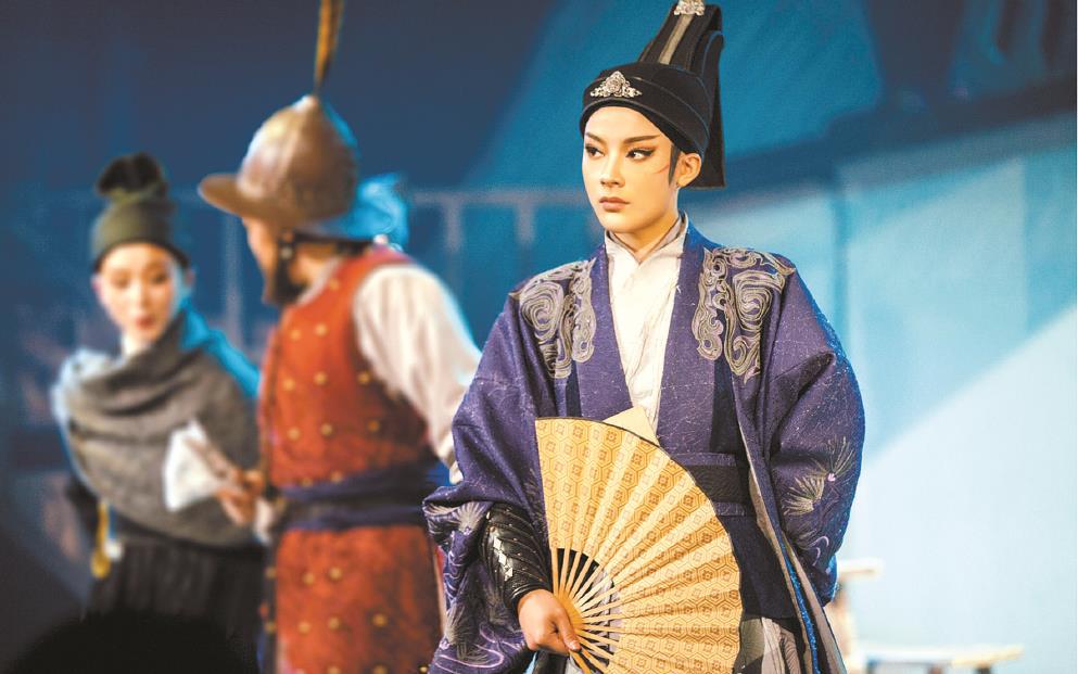 古老戲曲掀起“青春革命”，從情感、形式、媒介上將青年文化、時(shí)代審美融入戲曲古典樣態(tài)，這是“新文化生命體”適應(yīng)新媒介環(huán)境，以青年力量激活傳統(tǒng)文化能量進(jìn)行自我更新的典型示例。圖為越劇《新龍門客?！? /></p>
<p style=