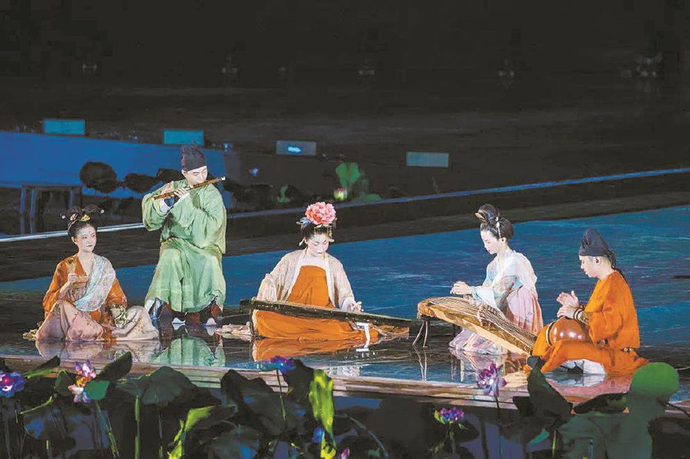 成立于2014年的自得琴社，其成員是一群熱愛古樂的年輕人。他們將傳統(tǒng)文化的魅力與國(guó)潮元素相互融合，在互聯(lián)網(wǎng)上掀起了“古畫音樂”的風(fēng)潮。網(wǎng)友點(diǎn)贊他們的視頻“仿佛一幅會(huì)動(dòng)的古代畫卷”，畫中人是身著古代服飾的樂師，或撫古琴，或吹笛蕭，或擊大鼓。