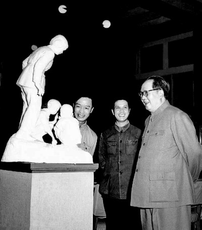 1955年,毛澤東主席參觀全國(guó)美展 呂厚民/攝 資料圖片