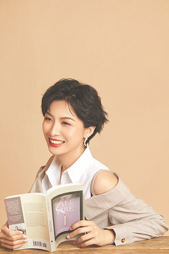 周婉京，一九九〇年生，北京人，哲學(xué)博士。曾獲山花文學(xué)雙年獎(jiǎng)·新人獎(jiǎng)、香港青年文學(xué)獎(jiǎng)等獎(jiǎng)項(xiàng)。出版有短篇小說集《取出瘋石》等作品，中長篇小說《造房子的人》為其最新作品