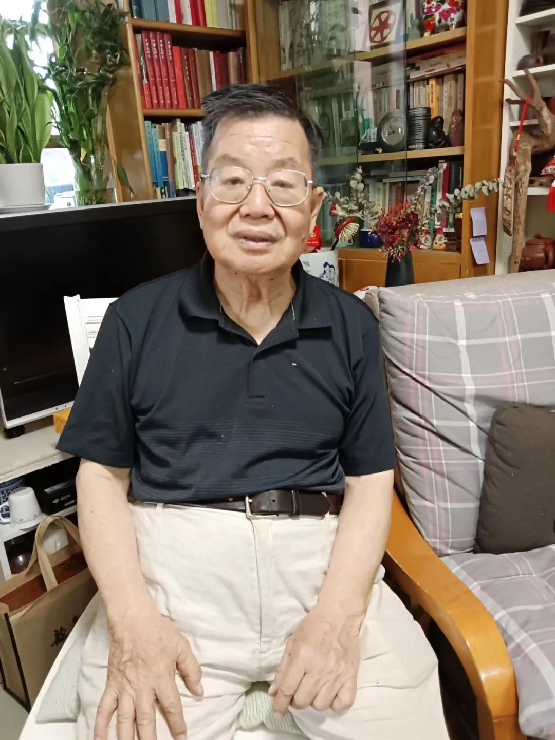 曾鎮(zhèn)南，著名評論家，中國社會科學院文學研究所當代文學研究室研究員，首屆魯迅文學獎獲得者