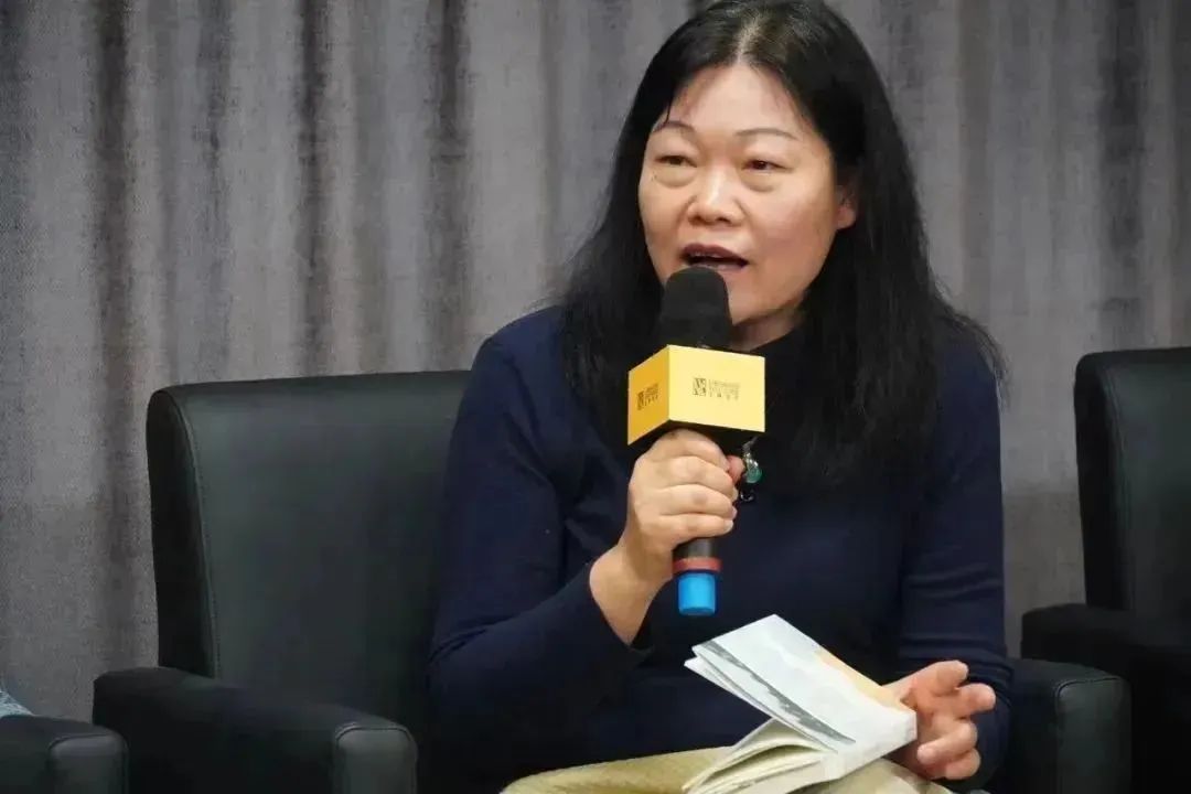 黃葒    南京大學(xué)外國語學(xué)院法語系教授，博士生導(dǎo)師，南京大學(xué)人文社會科學(xué)高級研究院兼職研究員，國際杜拉斯學(xué)會會員，中國法國文學(xué)研究會常務(wù)理事，中法語言文化比較研究會常務(wù)理事、江蘇省外文學(xué)會理事，江蘇省翻譯協(xié)會理事、南京翻譯家協(xié)會理事，南京作協(xié)理事。