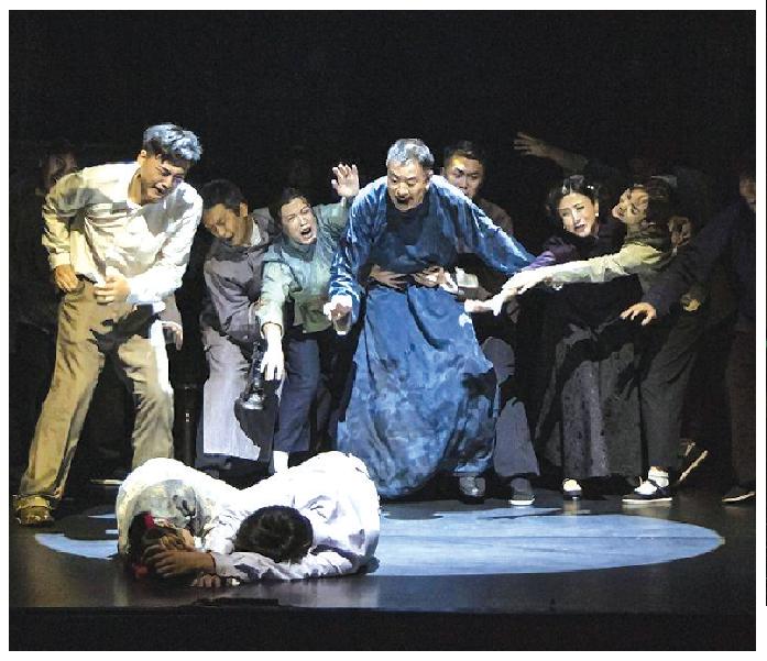 由濮存昕導(dǎo)演并主演的北京人藝版話劇《雷雨》劇照 李春光 攝