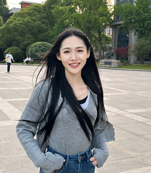 周燊，滿(mǎn)族，中國(guó)作家協(xié)會(huì)會(huì)員，藝術(shù)碩士、文學(xué)博士，從教于高校創(chuàng)意寫(xiě)作和現(xiàn)當(dāng)代文藝研究等方向，曾獲第六屆山東省泰山文藝獎(jiǎng)（文學(xué)創(chuàng)作獎(jiǎng)）、復(fù)旦大學(xué)光華獎(jiǎng)等榮譽(yù)。