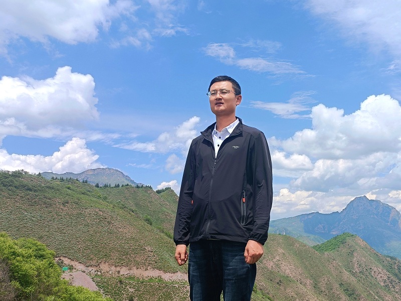 丁海龍，男，漢族，筆名古月星空，甘肅臨潭人。中華詩詞學會會員、甘肅省作家協(xié)會會員、甘肅省詩詞學會會員、甘肅省楹聯(lián)學會會員。作品見于《中華詩詞》《中華辭賦》《甘肅黨建》等刊。出版詩集《虛塵》《流水集》。