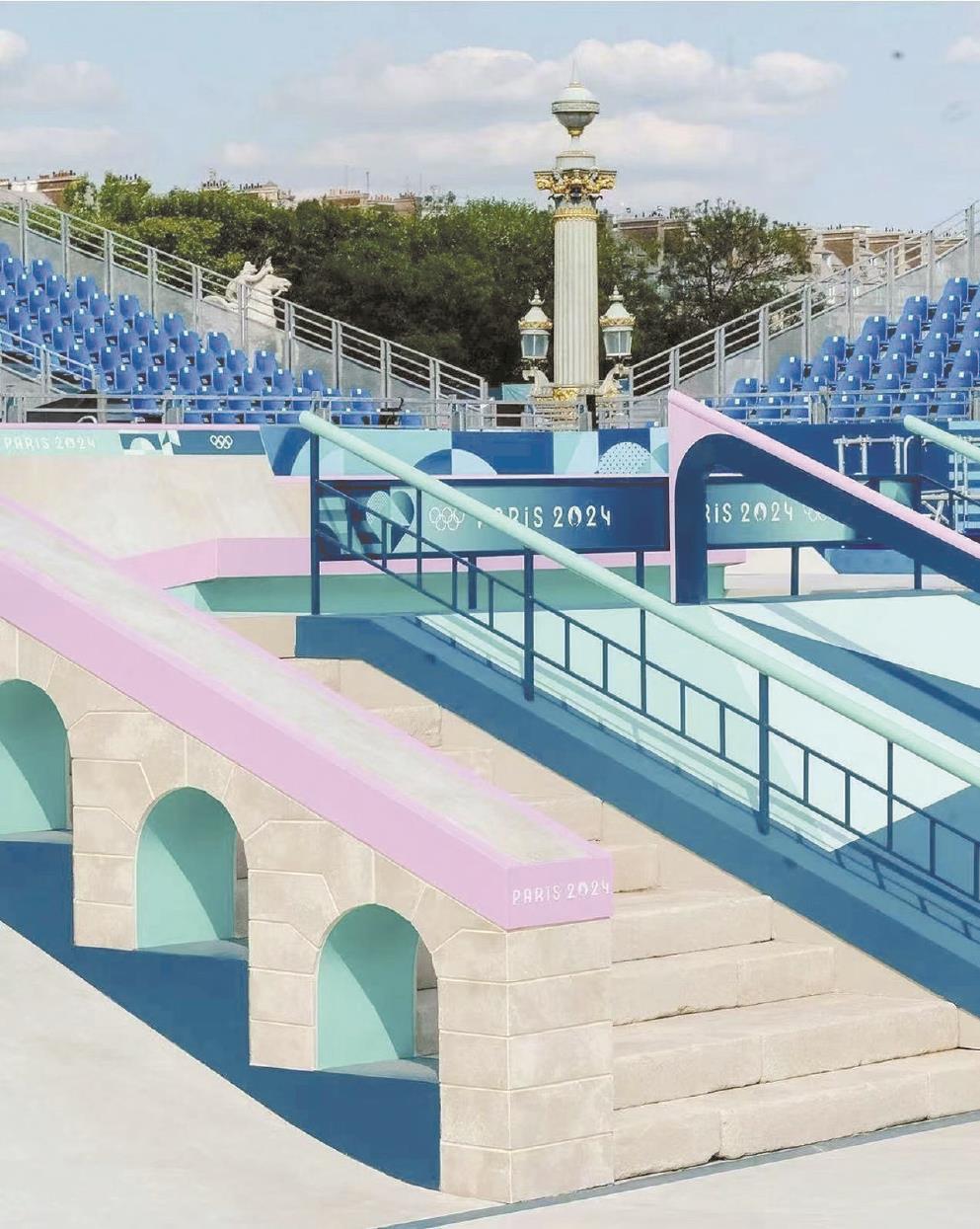 巴黎奧運(yùn)會(huì)史無前例地用薰衣草紫色取代了傳統(tǒng)跑道的紅藍(lán)配色；藍(lán)粉配色的攀巖墻與粉色自行車道，將法式浪漫呈現(xiàn)入骨