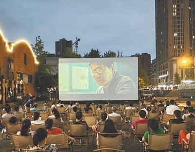 在四川成都完美文創(chuàng)公園里，一場露天電影正在放映。 　　廖茂林?jǐn)z