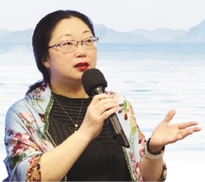 楊怡芬，浙江舟山人，魯迅文學(xué)院第13屆高研班學(xué)員。2002年開始寫作，在《人民文學(xué)》《十月》《花城》等發(fā)表小說百余萬字，出版中短篇小說集《披肩》、中篇小說集《追魚》、長篇小說《離觴》《海上繁花》等。