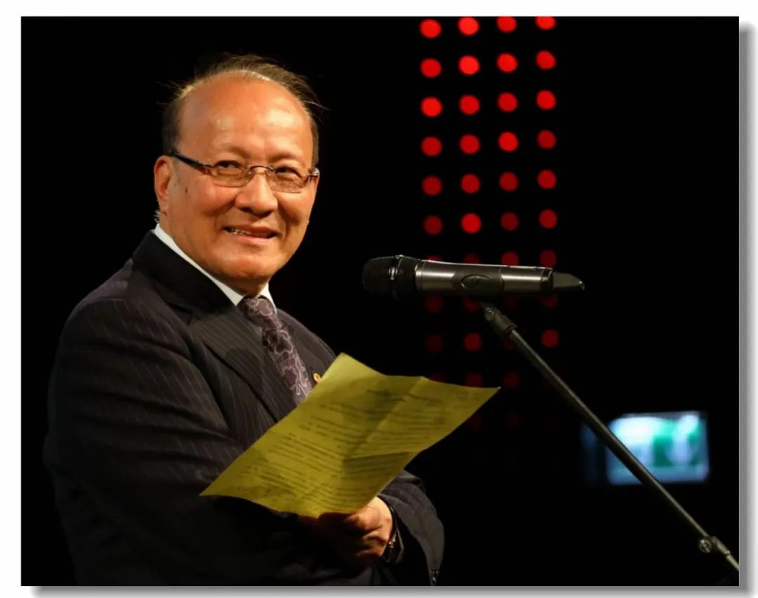 毛時(shí)安，中國(guó)文藝評(píng)論家協(xié)會(huì)副主席，上海市文廣局副巡視員、研究員。浙江奉化人。1948年生，1982年畢業(yè)于華東師大中文系。1995年加入中國(guó)作家協(xié)會(huì)。著有《引渡現(xiàn)代人的舟筏在哪里》《美學(xué)新變與反思》《毛時(shí)安文集》（四卷本）等，主編《1991年中國(guó)小說(shuō)》《海上名家文叢隨筆》《海上風(fēng)藝術(shù)文叢》等。曾獲第五屆中國(guó)文聯(lián)文藝評(píng)論一等獎(jiǎng)、全國(guó)中青年美學(xué)優(yōu)秀成果獎(jiǎng)、首屆上海文學(xué)藝術(shù)獎(jiǎng)等獎(jiǎng)項(xiàng)。