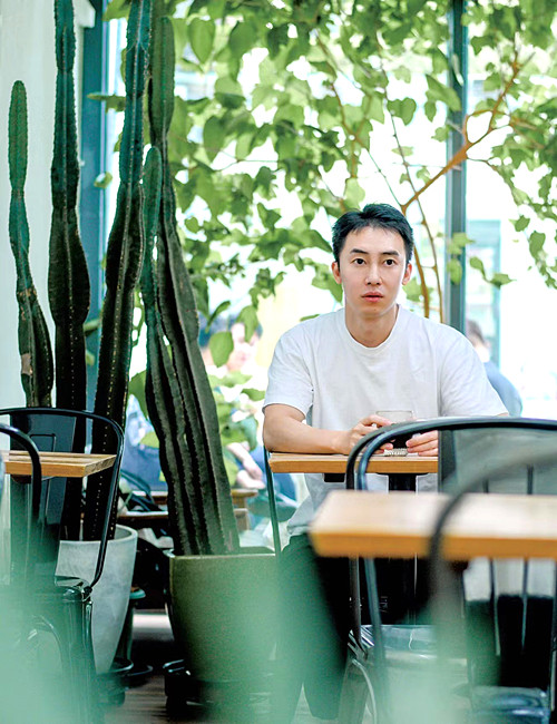 周宏翔，一九九〇年生于重慶，現(xiàn)居北京。中國作家協(xié)會會員。出版《當燃》《第一次看見燦爛的時刻》等十余部作品，多部作品正在影視改編中。曾獲第五屆巴蜀青年文學獎、“新浪年度十大熱書”等