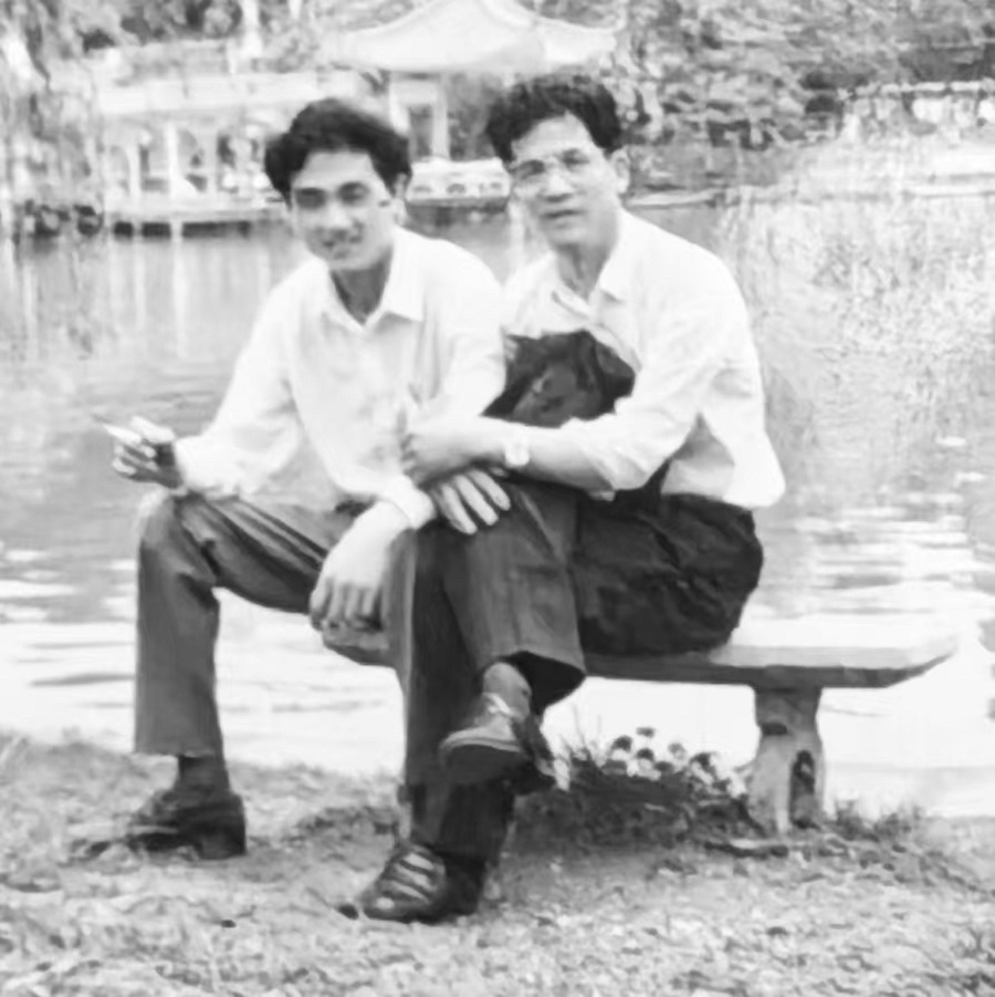 當(dāng)年漂泊在外，雖然沒寫東西，依然喜歡和文人交往，這個作家是誰我忘了，