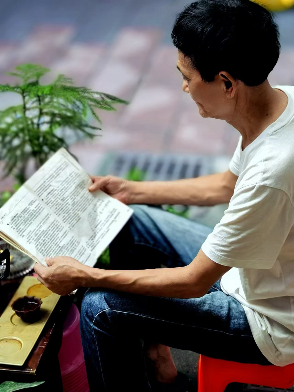 自從注冊作家網(wǎng)，在文友們的影響下，也開始為自己充電了。早上五點(diǎn)半起床，邊喝茶邊看書，最少堅持一個半小時，已經(jīng)成為鐵打不動的規(guī)律