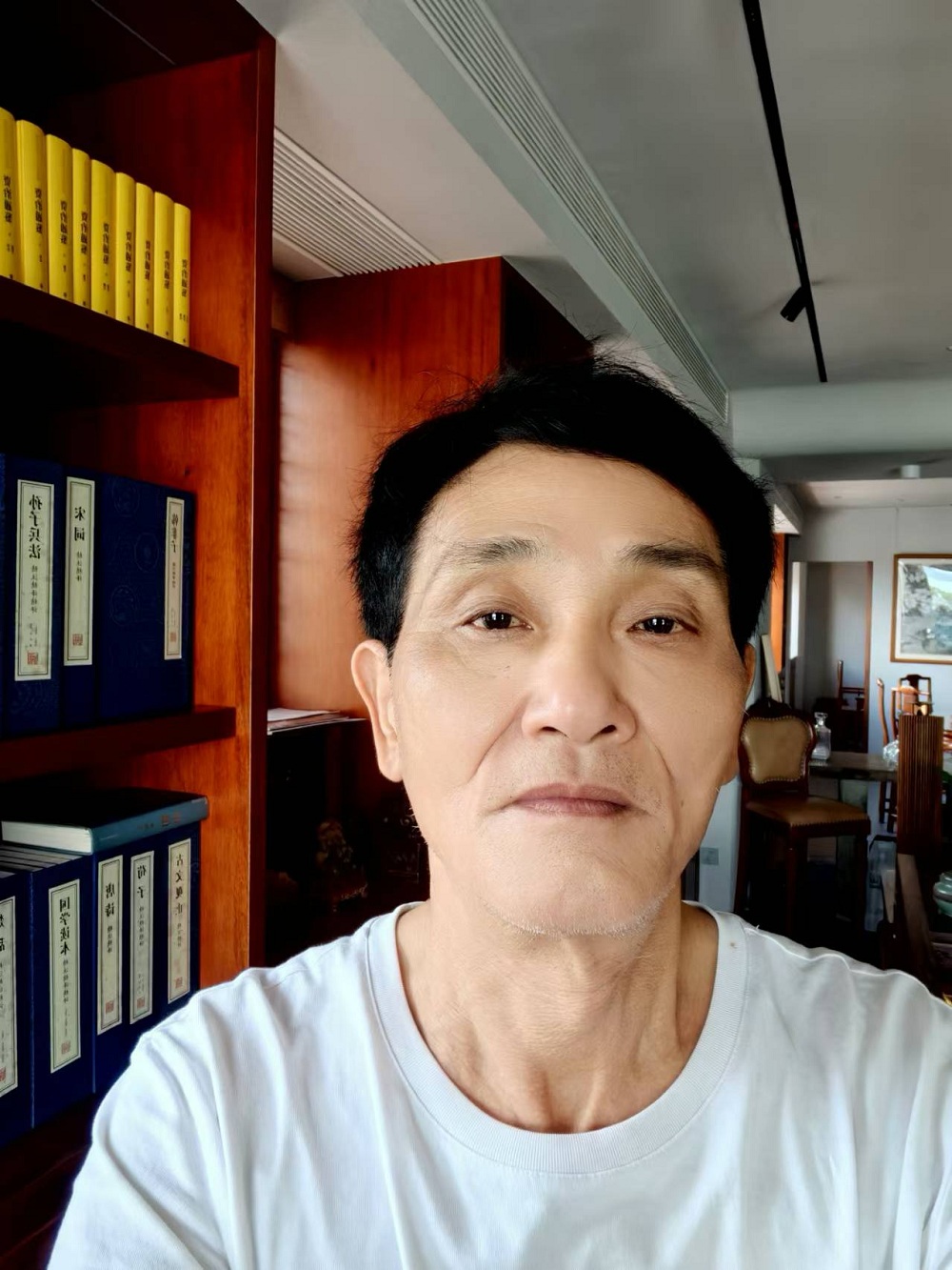 子塵，早年筆名野草，福建人，現(xiàn)居住廈門市，在一家私企上班。少年時開始喜歡文學(xué)，一直熱愛，從不言放棄。早年有習(xí)作發(fā)表報刊，現(xiàn)大多作品發(fā)于網(wǎng)絡(luò)。