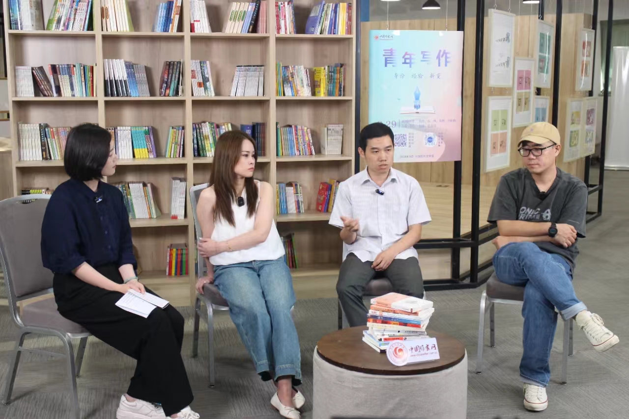 中國作家網(wǎng)文學(xué)直播間對談現(xiàn)場（左起：賀嘉鈺、葉昕昀、徐剛、石一楓）