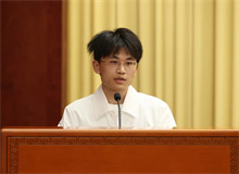 季越人：做純文學(xué)與網(wǎng)絡(luò)文學(xué)的“中間派”　　我今年大學(xué)畢業(yè)，22歲，應(yīng)該是參會(huì)者中相對年輕的一批，很幸運(yùn)能參與到這樣的盛事之中……[詳細(xì)]