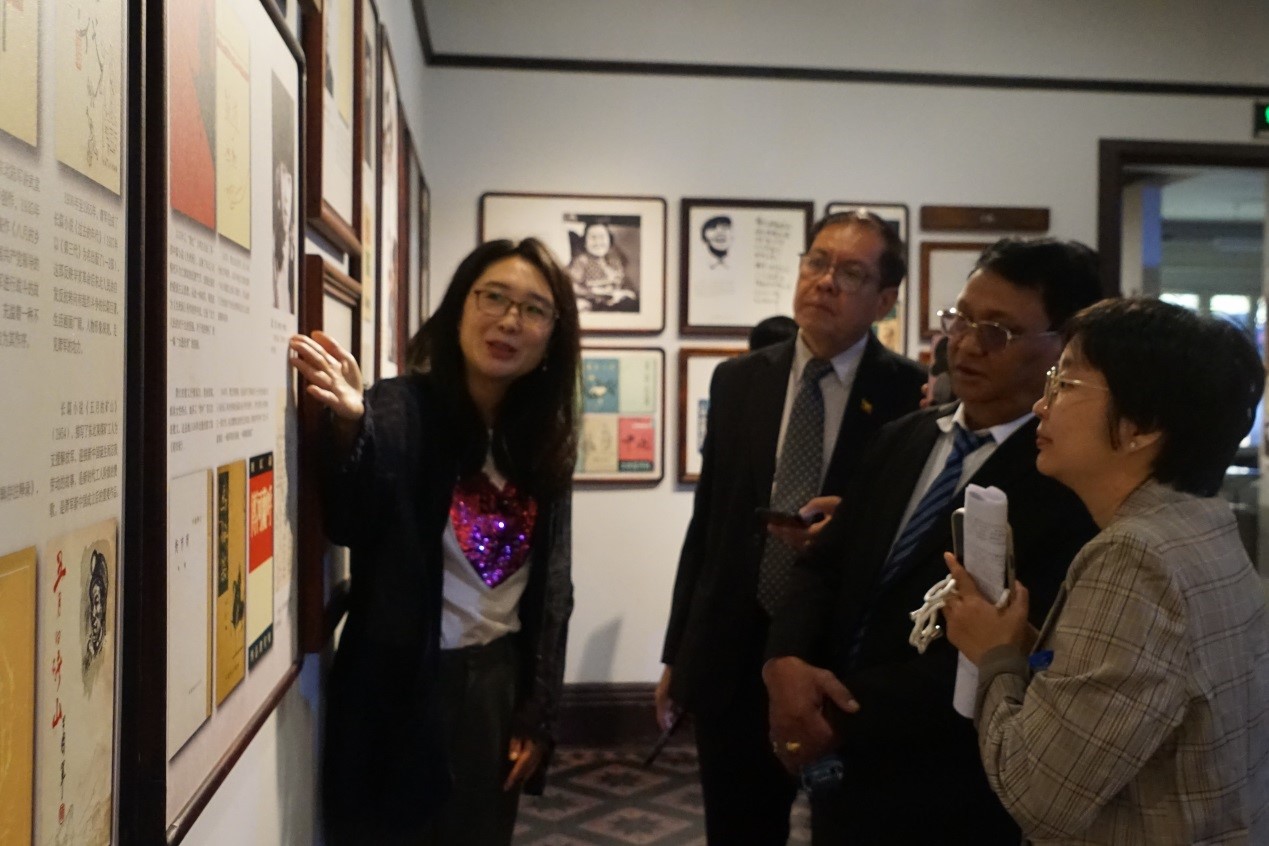 緬甸作家代表團(tuán)參觀中國(guó)現(xiàn)代文學(xué)館