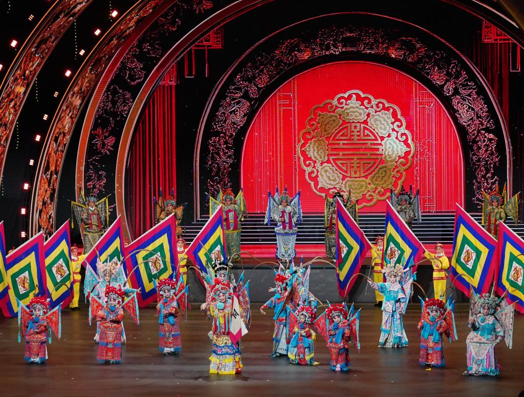 9月19日，演職人員在北京文化論壇專場(chǎng)文藝演出中表演戲曲聯(lián)唱《巾幗英雄穆桂英》。新華社記者 張晨霖 攝