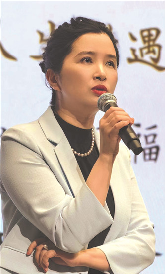 潘向黎，文學博士，上海作家協(xié)會副主席、專業(yè)作家。著有長篇小說《穿心蓮》，小說集《白水青菜》《十年杯》《輕觸微溫》《上海愛情浮世繪》等，專題隨筆集《茶可道》《梅邊消息》《古典的春水》《人間紅樓》等，共三十多種。獲魯迅文學獎短篇小說獎等