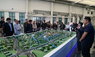 科幻科普作家走進(jìn)國(guó)家智能網(wǎng)聯(lián)汽車(chē)創(chuàng)新中心