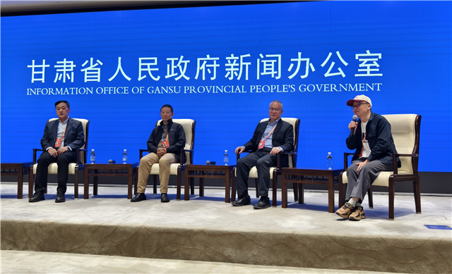 中山大學(xué)博導(dǎo)、教授，中國頂尖文學(xué)評(píng)論家謝有順，浙江文藝出版社常務(wù)副社長(zhǎng)，翻譯家曹元勇，北師大教授，詩人歐陽江河，魯迅文學(xué)獎(jiǎng)獲得者、甘肅文聯(lián)副主席、作協(xié)主席葉舟回答記者提問（攝影 澎湃新聞?dòng)浾?夏奕寧）