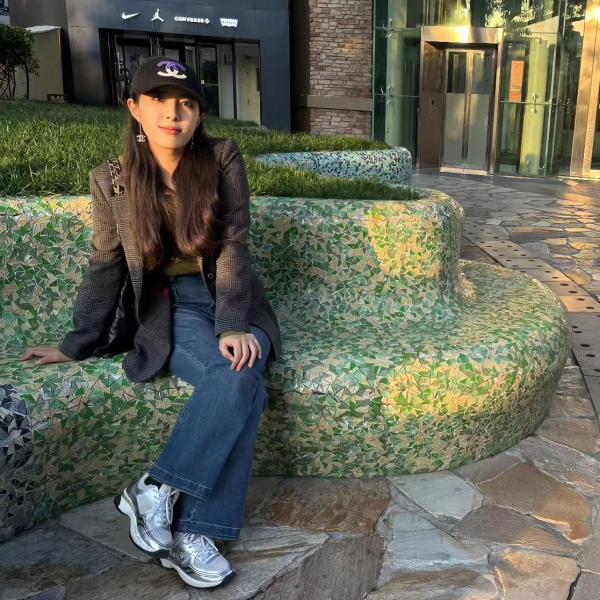 小珂，1988年生于北京，2018年開始寫作，作品曾發(fā)表于《收獲》《十月》《長(zhǎng)江文藝》等雜志