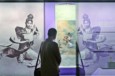 觀眾在北京恭王府博物館內(nèi)參觀梅蘭芳在京劇《天女散花》中的劇照(左)和徐悲鴻畫(huà)作《天女散花》(復(fù)制品)。新華社發(fā)