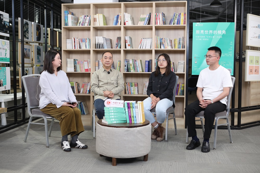 桫欏（右三）、于文舲（右二）、宋煜（右一）分享投稿經(jīng)歷