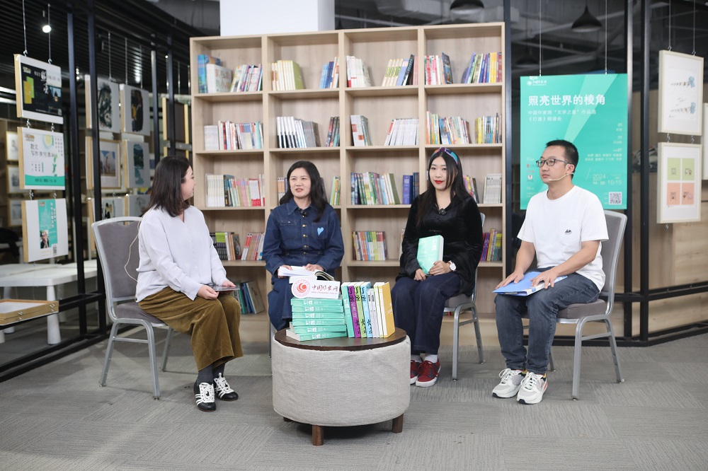 譚杰（右三）、楊碧薇（右二）、李英?。ㄓ乙唬┓窒怼稛舯K》