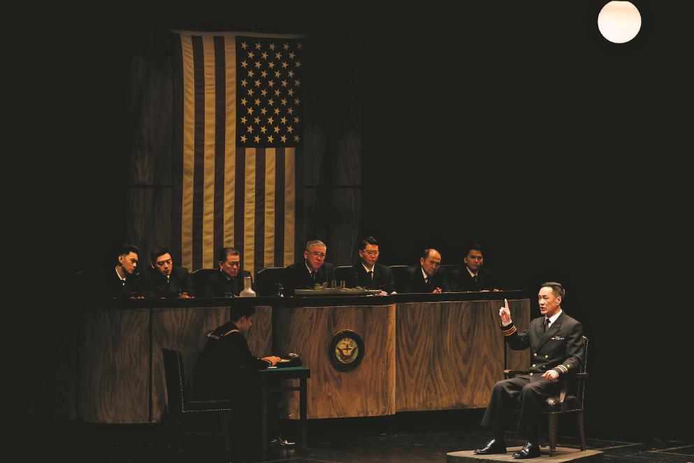 馮遠(yuǎn)征（右一）在《嘩變》中飾演固執(zhí)刻板、獨(dú)斷專行的魁格艦長(zhǎng)。 本報(bào)記者 葉辰亮攝