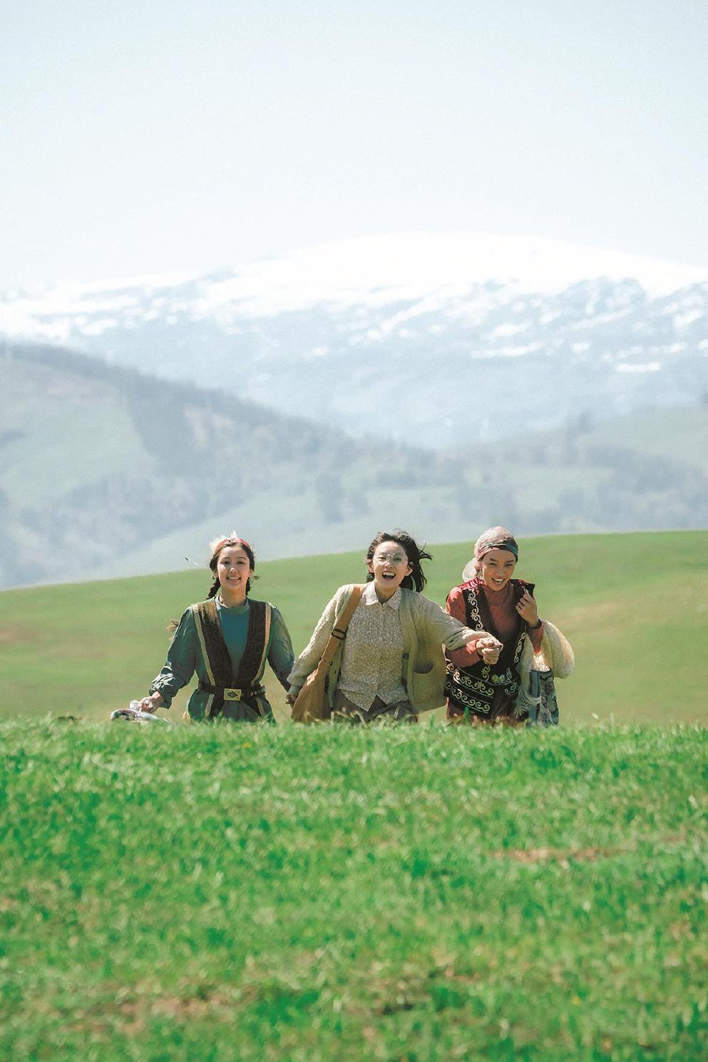 網(wǎng)絡(luò)劇短章的減集縮時(shí)效應(yīng)，拉動(dòng)電視劇的減集縮時(shí)潮流，給當(dāng)前不斷承受日常時(shí)間“碎片化”困擾的普通觀眾提供了科學(xué)管理日常時(shí)間的有利條件。圖為八集電視劇《我的阿勒泰》劇照。