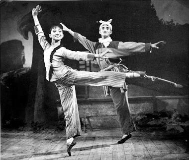 1965年，芭蕾舞劇《白毛女》演出劇照。上海芭蕾舞團供圖