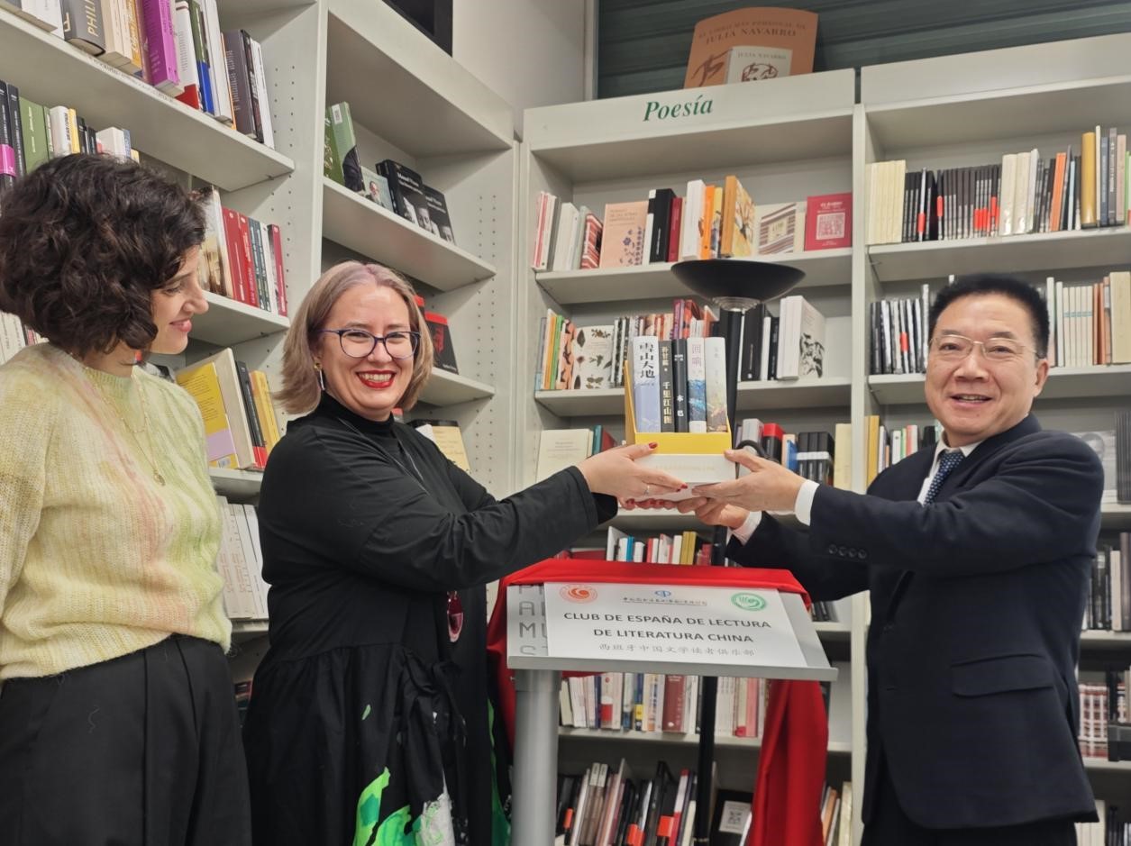 胡邦勝（右一）、婧萱（左二）、白蘭（左一）共同為“西班牙中國文學(xué)讀者俱樂部”揭牌