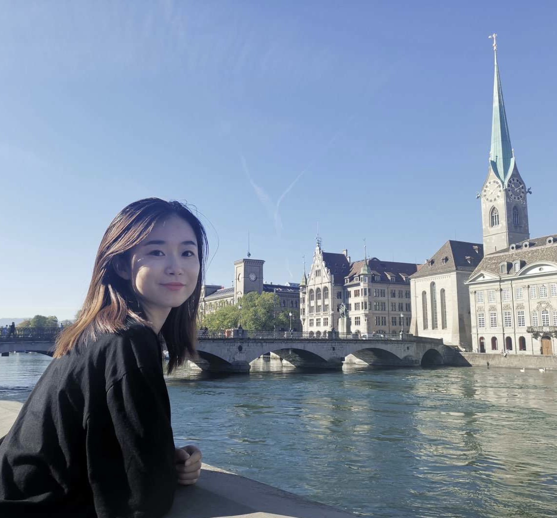 個(gè)人簡(jiǎn)介：傅煒如，1992年生于杭州，香港理工大學(xué)碩士。中國(guó)報(bào)告文學(xué)會(huì)員，浙江省作協(xié)會(huì)員。有作品見于《人民文學(xué)》《中國(guó)作家》《文藝報(bào)》等，著有長(zhǎng)篇報(bào)告文學(xué)《錢塘一家人》。現(xiàn)為文學(xué)刊物編輯。入選浙江省第十批“新荷計(jì)劃”人才庫。