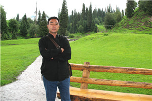 翻譯獎：國家通用語言文字←→維吾爾文作者：艾布（東鄉(xiāng)族）         獲獎感言我是一名東鄉(xiāng)族文學翻譯、詩人。從小我就學習維吾爾語，并用維吾爾文進行文學創(chuàng)作。我從九十年代開始進行文學翻譯工作，主要是把國家通用語言文字的文學作品翻譯成維吾爾文。在我三十多年的文學翻譯過程中，翻譯了幾百萬字的小說詩歌作品，對文學翻譯事業(yè)有了較深的理解和感悟……