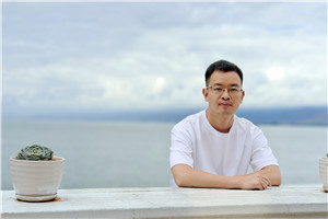 散文獎：《與父親書》作者： 向迅（土家族）         獲獎感言顧名思義，《與父親書》是一本寫給父親的書，也是一本獻給天下所有父輩的書。由于受到傳統(tǒng)的中國式父子關系的影響，我們和父親在生活中總是沉默以對，即便是在他即將離開我們的時候，我們都極力克制著彼此的情感，以至于他一生的故事成為謎團。正因為如此，在創(chuàng)作這本書的過程中……