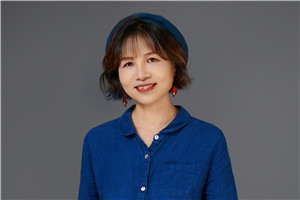 詩歌獎：《落下來》  作者：黃芳（壯族）         獲獎感言我一直覺得自己是在夢想與生存中擁有平衡術的幸運兒。我父親是一個民間壯劇的寫作者，他一輩子寫了60多本劇本，都是用我們的土壯話來寫的。小時候，我喜歡坐在父親身邊，看他飛快地寫字。也許在我還沒有文字意識的時候，文字的種子早已種下。工作后，無論是曾經從事的記者、圖書編輯，還是現在的教師……