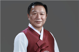 詩歌獎：《鳥聲嚦嚦鳴冬山》（朝鮮文）  作者：金榮?。ǔr族）         獲獎感言回首創(chuàng)作里程，從純粹以自己的眼光觀察世界，到勘破事物與事物的關系，我的詩歌算是經歷了幾個階段。要是說我的詩萌生于青春的熱血和沖動，起步于“我”這個自我，接著就超越跟世上種種弊端相抗衡、選擇正確道路這個階段，開始邁入通過和大自然的對話、與宇宙的交感，在靈魂的園地尋找日漸成長的深沉自我的境界……