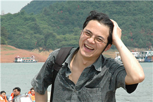 報告文學獎：《“村BA”：觀察中國式現代化的一個窗口——臺盤村鄉(xiāng)村振興故事》 作者：姚瑤（侗族）         獲獎感言臺盤村的“小”承載著這個時代無限的“大”。我深深地意識到，應該以更加宏大的歷史視野，在富有時代特色的現實中，觀察這個村莊的變化，感知一株小草勃發(fā)的力量，看見籃球給這個村莊帶來的生機，傾聽每一個生命個體的歡呼。