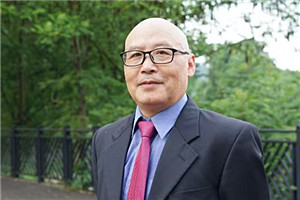 長篇小說獎：《煙雨漫漓江》 作者：光盤（瑤族）         獲獎感言每一次走近漓江，她的柔軟細綿，她的安靜和美，她柔中帶剛的母性力量，無不撞擊我的心靈。有道是腳板底下出新聞，同樣，文學也需要腳板丈量大地。