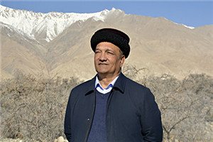 長篇小說獎：《花兒永遠這樣紅》（維吾爾文） 作者：肉孜·古力巴依（塔吉克族）         獲獎感言小說在中央人民廣播電臺聯(lián)播五次，第五次是在廣大讀者的強烈要求下連播的，產生了積極的社會影響，受到了讀者的高度評價。我還要通過文學記錄時代的壯闊與美好。