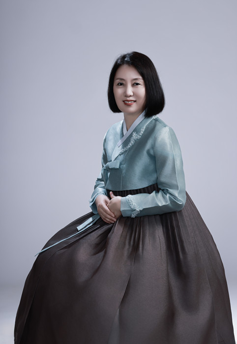 鄭風(fēng)淑，朝鮮族，1969年生。吉林省延邊朝鮮族自治州人大常委會(huì)副秘書長。出版報(bào)告文學(xué)《金達(dá)萊映紅山崗》，翻譯出版長篇小說《南大川》、配圖詩歌集《中國朝鮮族民俗圖》等。曾獲《民族文學(xué)》獎(jiǎng)翻譯獎(jiǎng)。