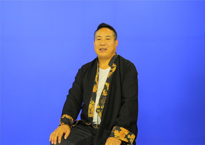 趙有年，藏族，1973年生。青海省海南州文聯(lián)創(chuàng)研室主任。著有長篇小說《石頭村里杏花開》，中短篇小說集《溫暖的羊皮襖》《炊煙籠罩的牧場》，譯作長篇小說《悲鳴的神山》、中短篇小說集《南色小說集》、藏族長篇史詩《格薩爾王》之《天竺佛法宗》等。