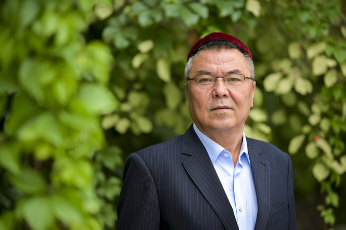 玉蘇甫·艾沙，維吾爾族，1970年生，新疆霍城人。中國石油烏魯木齊石化公司新聞媒體中心副主任，新疆作家協(xié)會(huì)副主席。著有長篇紀(jì)實(shí)文學(xué)《博格達(dá)來信》，翻譯出版《王三街》等五十多部小說。曾獲新疆天山文藝獎(jiǎng)等。