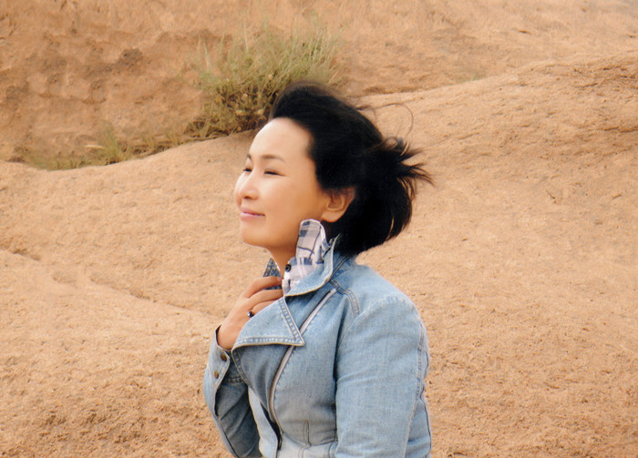 朵日娜，蒙古族，1971年生，內(nèi)蒙古赤峰市克什克騰旗人。內(nèi)蒙古赤峰市民族事務(wù)委員會副譯審，內(nèi)蒙古自治區(qū)翻譯家協(xié)會副主席。出版譯著《阿拉善風(fēng)云》（又名《遙遠(yuǎn)的大漠》）《斷裂》《飲馬井》《我給記憶命名》等。曾獲《民族文學(xué)》獎，內(nèi)蒙古自治區(qū)索龍嘎文學(xué)獎等。