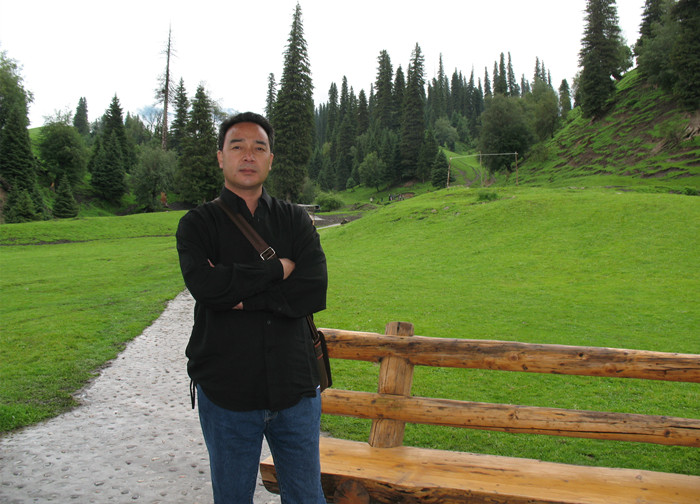 艾布，東鄉(xiāng)族，1966年生，新疆察布查爾縣人。新疆作家協(xié)會(huì)創(chuàng)聯(lián)部主任、副秘書長(zhǎng)。出版詩(shī)集《那是一個(gè)月夜》《馬蘭花》等，翻譯出版長(zhǎng)篇小說(shuō)《額古納河右岸》《木壘河》《駐村筆記》等。