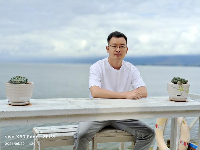 向迅，土家族，1984年生，湖北建始人?！队昊ā冯s志編輯。著有小說(shuō)集《七月晚餐：南方幻想故事集》，散文集《聲音博物館》等。曾獲豐子愷散文獎(jiǎng)、孫犁散文獎(jiǎng)、江蘇紫金山文學(xué)獎(jiǎng)等。