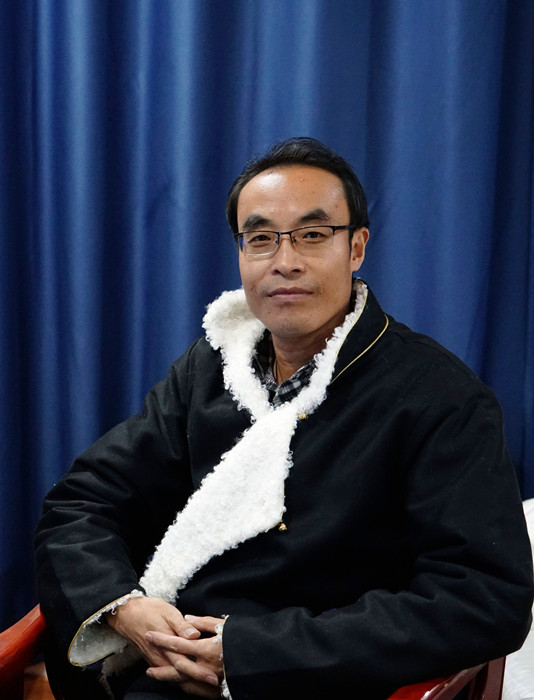 王小忠，藏族，1980年生，甘肅甘南人。甘南州文聯(lián)《格?；ā冯s志副主編。著有散文集《黃河源筆記》《洮河源筆記》，小說集《五只羊》，兒童小說《天邊的月亮湖》等。曾獲甘肅黃河文學(xué)獎，《朔方》文學(xué)獎等。