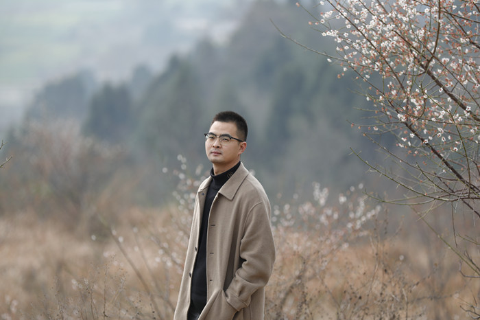 羌人六，本名劉勇，羌族，1987年生?！端拇ㄎ膶W(xué)》雜志編輯。著有詩集《太陽神鳥》《羊圖騰》，中短篇小說集《伊拉克的石頭》長篇小說《爾瑪史詩》等。