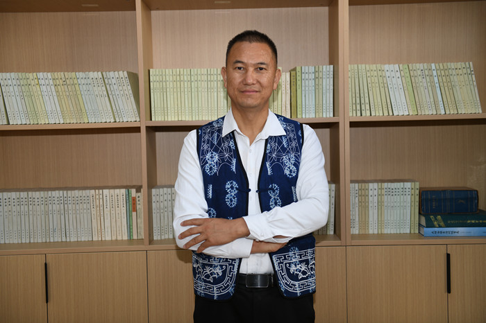 北雁，本名王燦鑫，白族，1982年生，云南洱源人。云南省大理州教育體育局高級(jí)教師。出版長(zhǎng)篇小說《趕在太陽落山以前》等。曾獲云南文學(xué)藝術(shù)獎(jiǎng)。